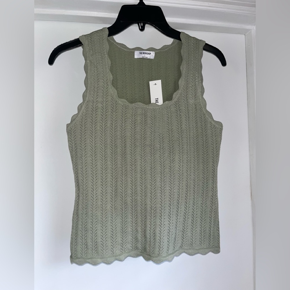 NWT, Beautiful Green Scalloped Edges Top, Size Large